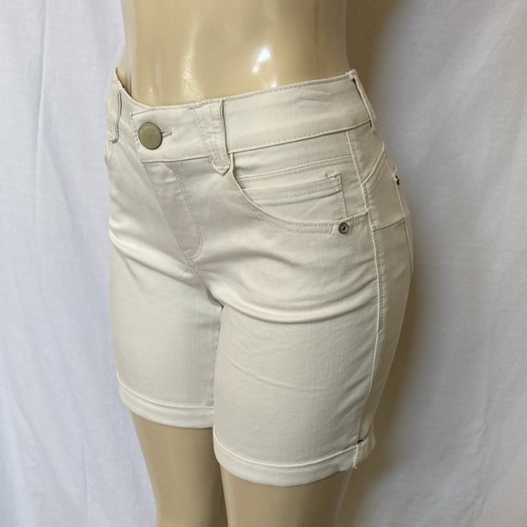 SALE!!! DEMOCRACY Jeans Women’s Tummy Control Size 4 Beige Shorts 7” Inseam NWOT - Picture 1 of 6